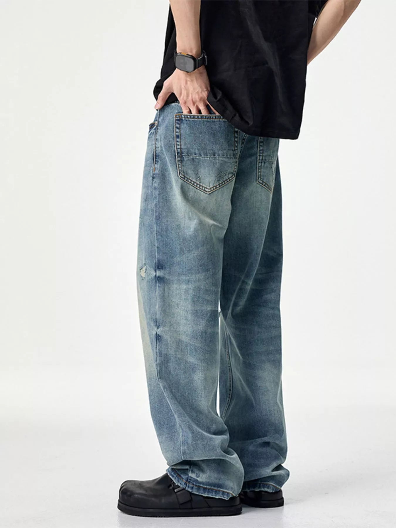Men's Distressed Relaxed Fit Jeans Light Blue / 28 