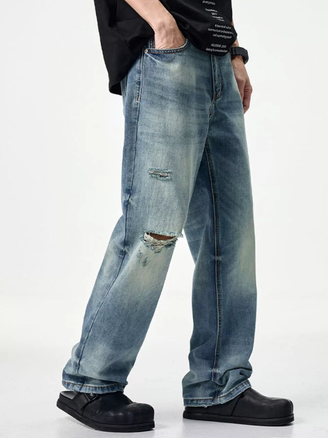 Men's Distressed Relaxed Fit Jeans Light Blue / 28 