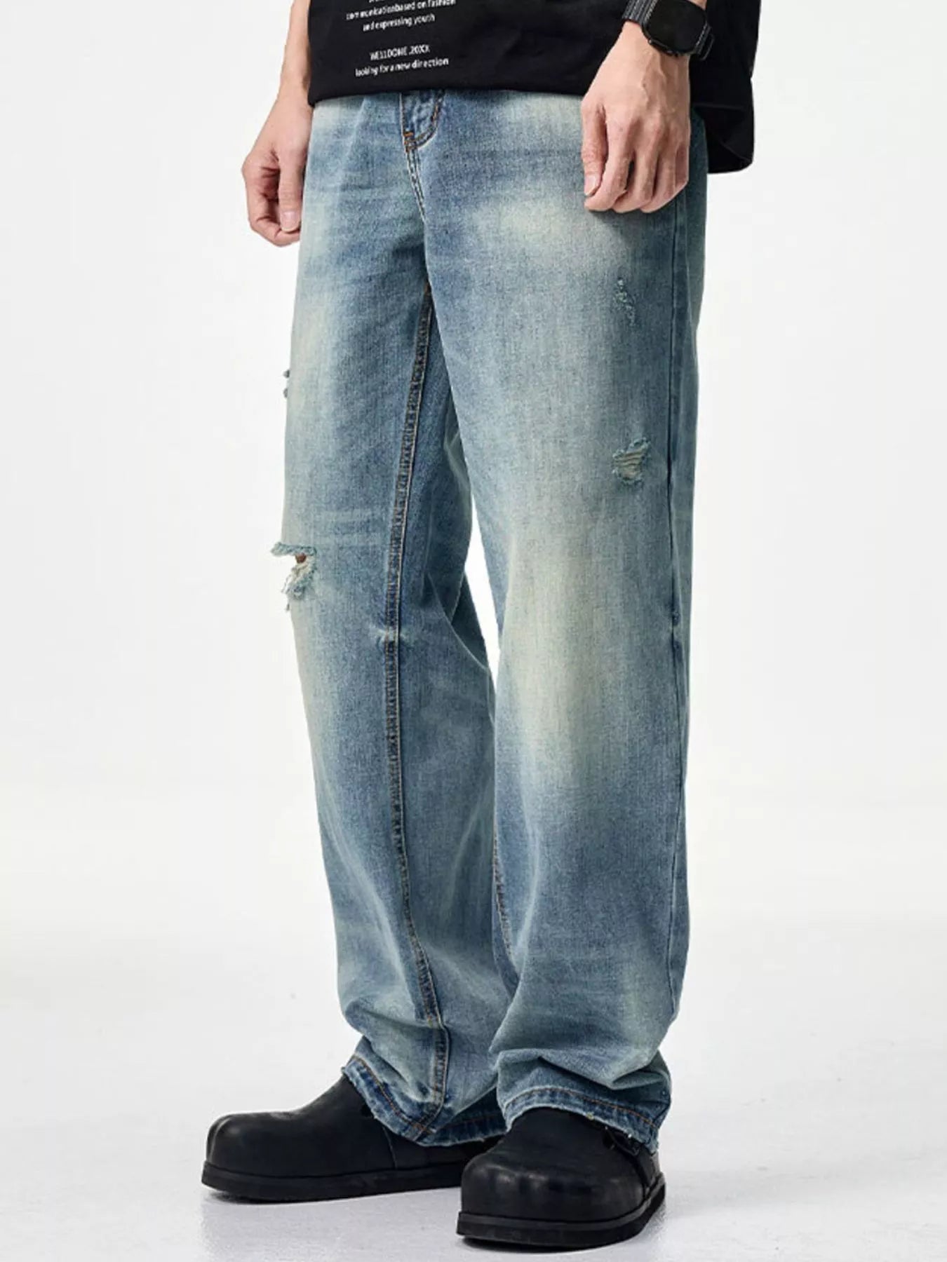 Men's Distressed Relaxed Fit Jeans Light Blue / 28 