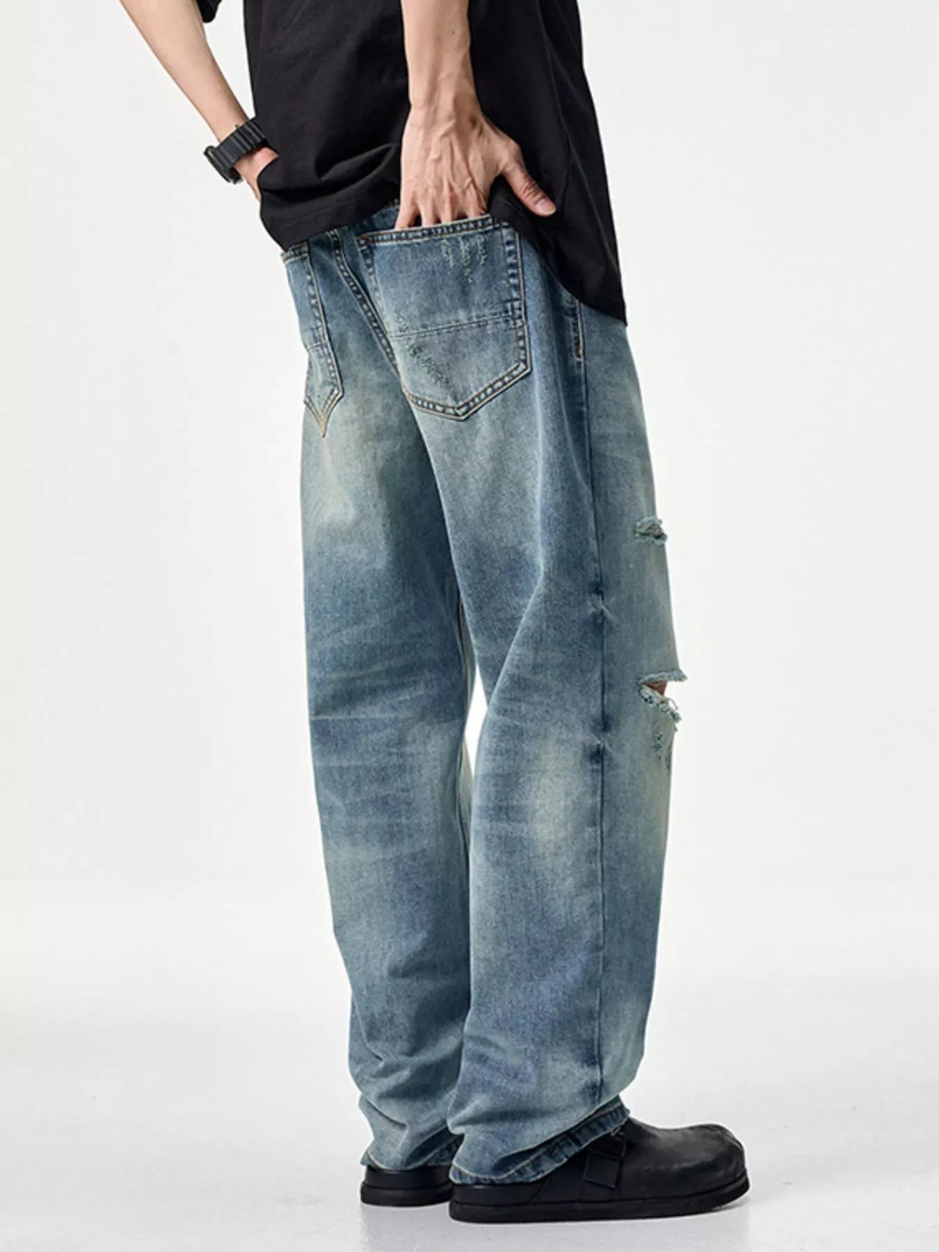 Men's Distressed Relaxed Fit Jeans Light Blue / 28 