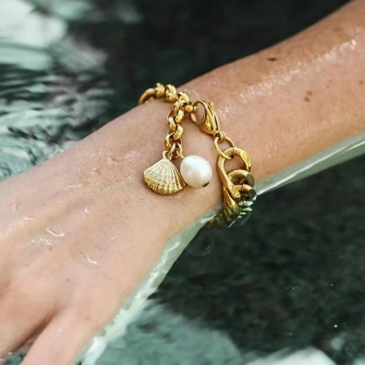 18K Gold-Plated Freshwater Pearl Shell Bracelet Gold / One Size 